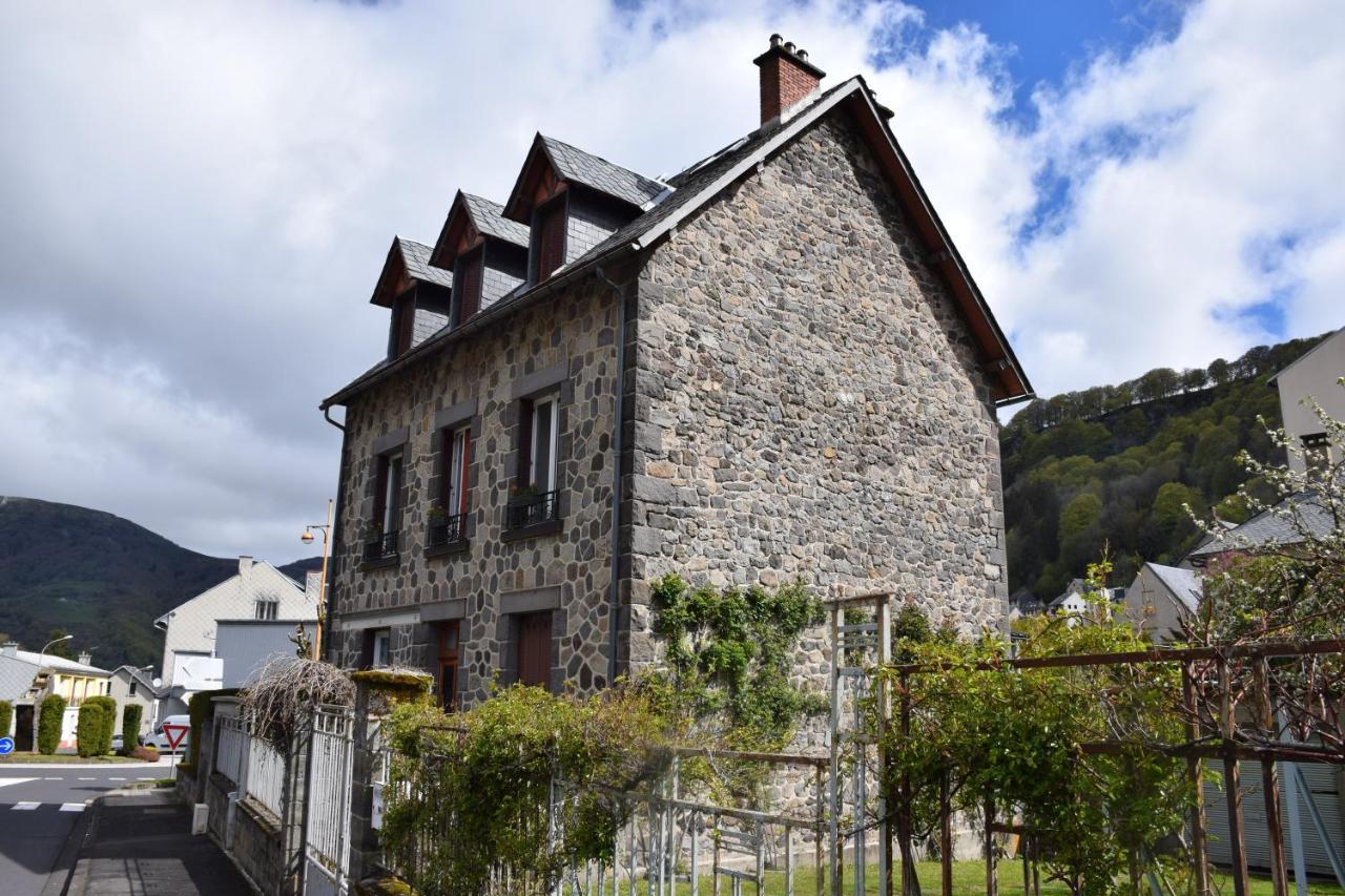 Petit Duplex De Charme Sous Les Toits Du Mont-Dore Exterior photo